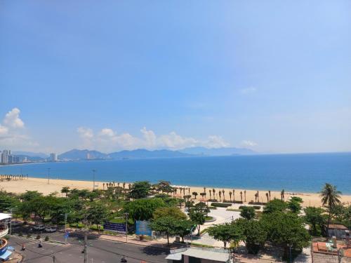 Elle offre une vue sur la plage et l'océan. dans l'établissement VANDA Hotel Nha Trang, à Nha Trang