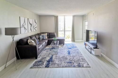 טלויזיה ו/או מרכז בידור ב-Luxury Stylish Oceanfront 2 bedroom 2 bathroom in HOLLYWOOD FL