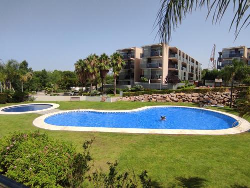 una piscina frente a un gran edificio en Paradise Village Port Aventuras, en Salou