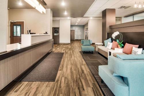 een lobby van een ziekenhuis met banken en stoelen bij MainStay Suites Dallas Northwest - Irving in Dallas