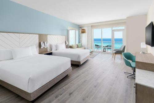 Un pat sau paturi într-o cameră la Hyatt Place Panama City Beach - Beachfront