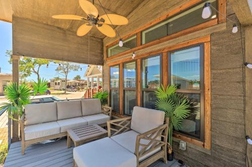 Upscale Tiny Home - Boho-Chic Austin Getaway! tesisinde veranda veya açık alan