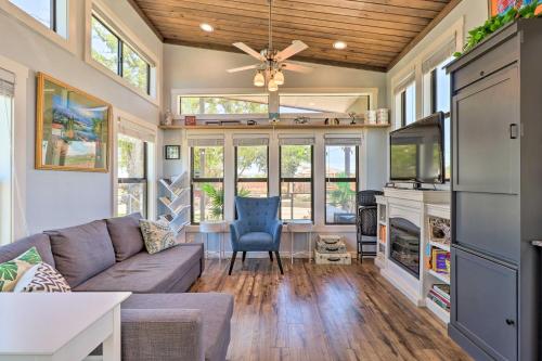 Upscale Tiny Home - Boho-Chic Austin Getaway! tesisinde mutfak veya mini mutfak