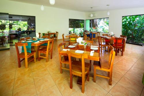 Un restaurante u otro lugar para comer en Hotel La Aldea del Halach Huinic