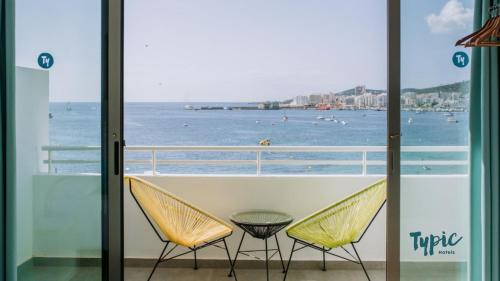 balcone con 2 sedie e vista sull'oceano di Typic Marina Playa - Adults Only a Baia di Sant'Antoni