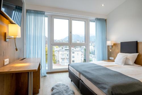 Voodi või voodid majutusasutuse AVALON Hotel Bad Reichenhall toas