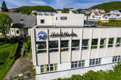 een kantoorgebouw met een bord erop bij Hotell Maritim Skjervoy in Skjervøy