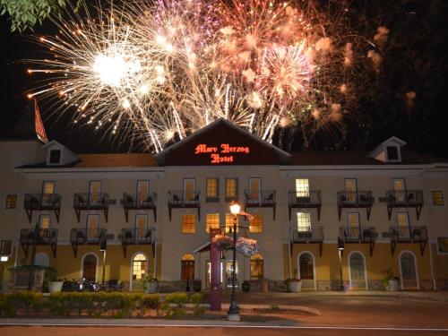 ein Hotel mit Feuerwerk im Hintergrund in der Unterkunft Marv Herzog Hotel in Frankenmuth