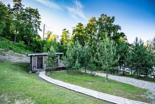 une petite cabine dans un champ arboré dans l'établissement Lapsu ciems, à Sece