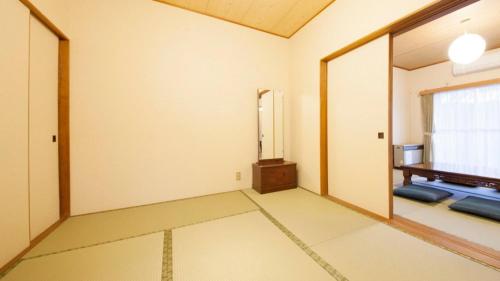 an empty room with a mirror and a window at Izu Ippeki lake Side Terrace - Vacation STAY 32475v in Ito