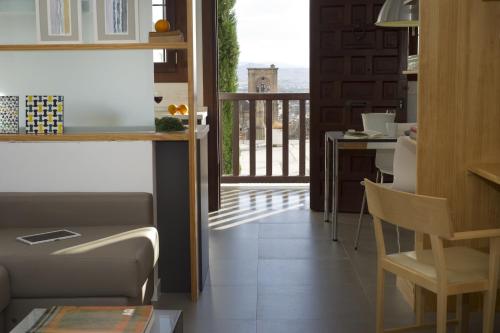 una cucina e un soggiorno con vista su un balcone di Smart Suites Albaicin a Granada