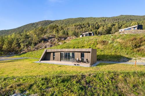 uma casa no lado de uma colina em Sogndal Fjordpanorama em Sogndal