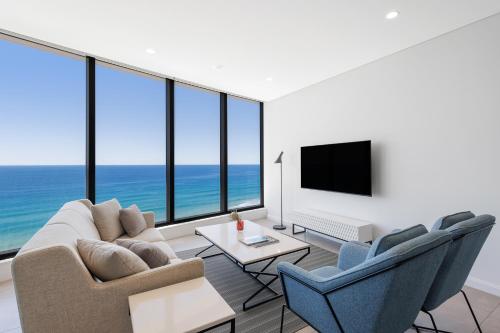 TV at/o entertainment center sa Meriton Suites Surfers Paradise