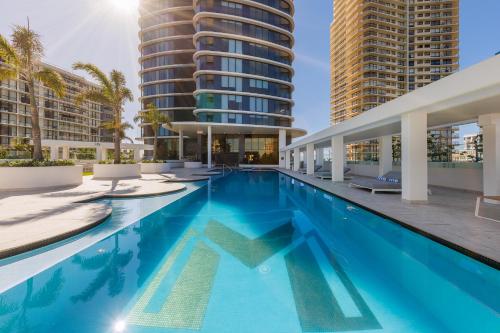 Swimming pool sa o malapit sa Meriton Suites Surfers Paradise