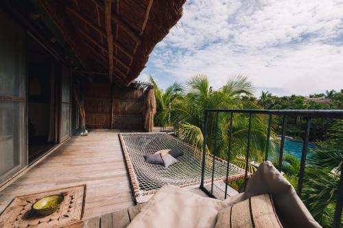 un balcón de un complejo con vistas al océano en Radhoo Tulum, en Tulum