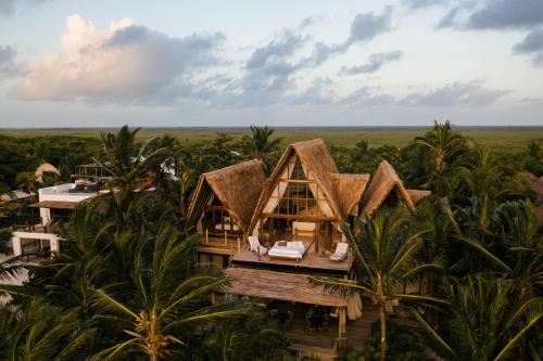 - une vue aérienne sur une maison dans la jungle dans l'établissement La Valise Tulum, member of Small Luxury Hotels, à Tulum