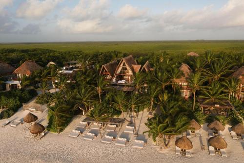 - une vue aérienne sur un complexe sur la plage dans l'établissement La Valise Tulum, member of Small Luxury Hotels, à Tulum