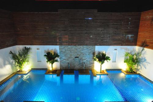 uma piscina com luzes azuis num edifício em Forty Winks Phuket Hotel em Patong Beach