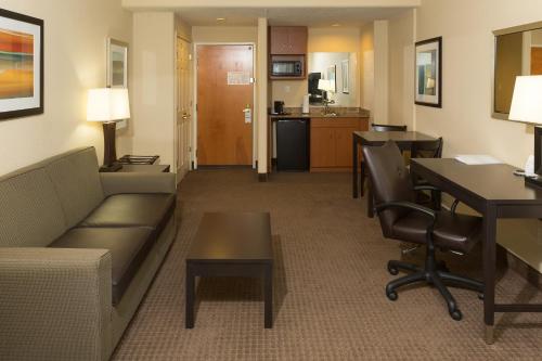 אזור ישיבה ב-Holiday Inn Express Hotel & Suites Jacksonville Airport, an IHG Hotel