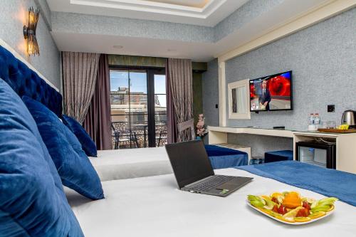 TV a/nebo společenská místnost v ubytování THE LEA HOTELS & SUITE