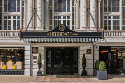 een gebouw met een bord dat het kluizenaarshotel leest bij The Hermitage Hotel in Nashville