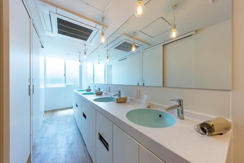 Kamar mandi di plat hostel keikyu kamakura wave