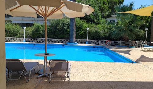 A piscina localizada em Nireus Hotel ou nos arredores