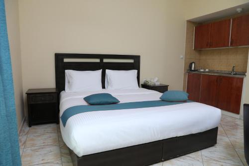 Una cama o camas en una habitación de Ruwi Beach Hotel Apartments - MAHA HOSPITALITY GROUP