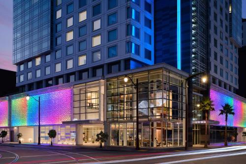 LUMA Hotel San Francisco - #1 Hottest New Hotel in the US 2023 في سان فرانسيسكو: تقديم مبنى مع أضواء ملونة