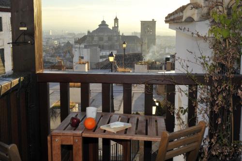 un tavolo su un balcone con vista sulla città di Smart Suites Albaicin a Granada