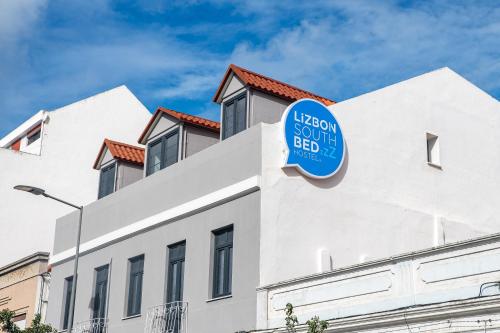 ein blaues Schild an der Seite eines Gebäudes in der Unterkunft Lizbon South Bed in Barreiro