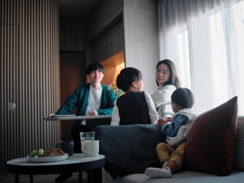 um grupo de pessoas sentadas numa sala de estar em fav HIROSHIMA HEIWAODORI em Hiroshima