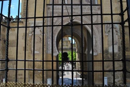 vistas a un edificio a través de una puerta en Los Patios, en Córdoba