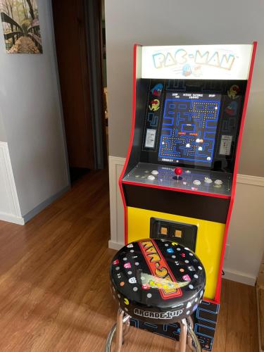 a video game machine with a stool in front of it at Bear Doodle 2.0 in Sevierville