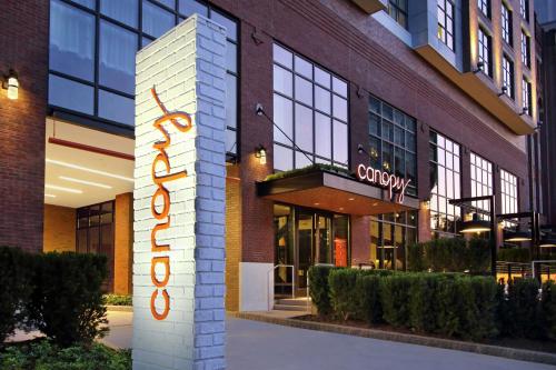 un edificio con un cartel en el costado en Canopy By Hilton Columbus Downtown Short North, en Columbus