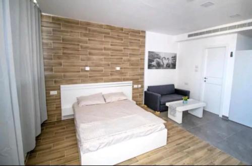 Cama ou camas em um quarto em BRiGHT AND COZY STUDIO SUiTE EiLAT