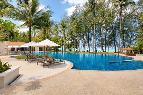 Piscina de la sau aproape de Outrigger Khao Lak Beach Resort - SHA Extra Plus