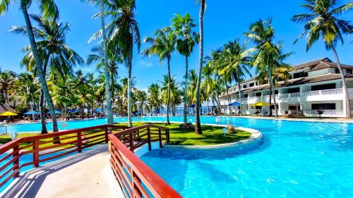 Poolen vid eller i närheten av PrideInn Flamingo Beach Resort & Spa Mombasa