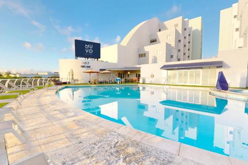 Swimming pool sa o malapit sa Nuvo Suites Hotel - Miami Doral