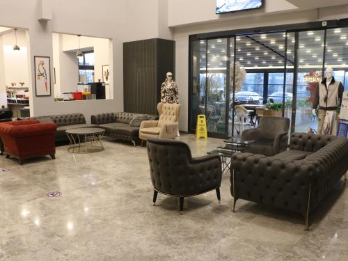 ein Geschäft mit Sofas und Stühlen in einem Zimmer in der Unterkunft Isnova Hotel Airport in Antalya