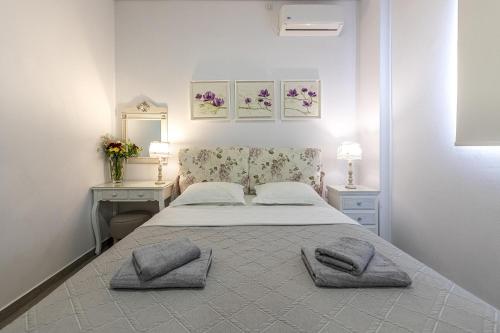 Cama ou camas em um quarto em Comfort Stay Airport Studios - FREE shuttle from the Athens airport