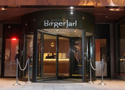 een winkel met touwen rond de deuren van een winkel bij Hotel Birger Jarl in Stockholm