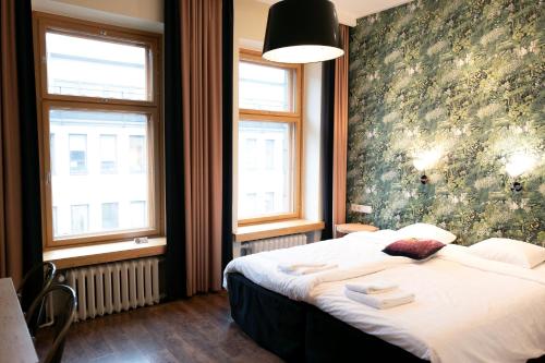 sypialnia z łóżkiem i 2 oknami w obiekcie Hotel Finn w Helsinkach