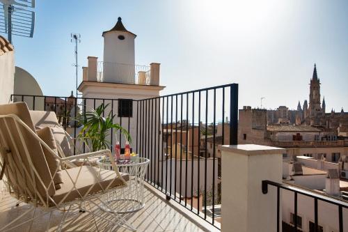 un balcone con tavolo e sedie su un edificio di Samaritana Suites a Palma de Mallorca