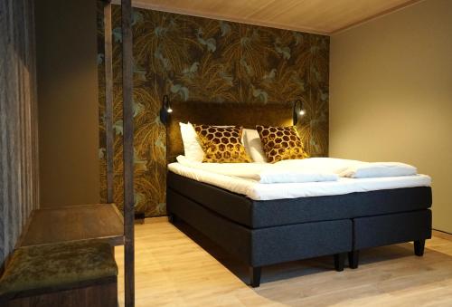 una camera con letto a baldacchino e parete di Lillehammer Turistsenter Budget Hotel a Lillehammer