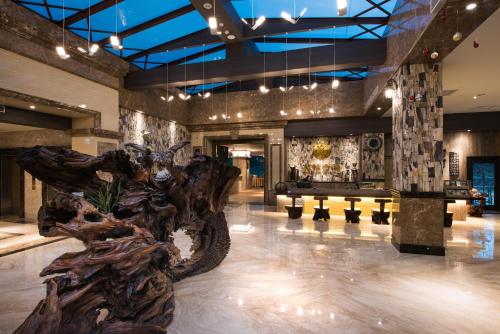 a lobby with a sculpture in the middle of a room at Fantasy Palace in Yuchi