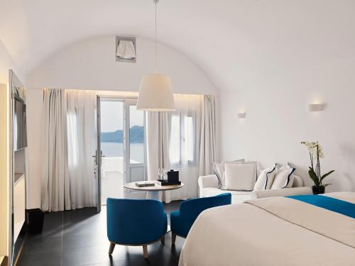 Säng eller sängar i ett rum på Katikies Santorini - The Leading Hotels Of The World