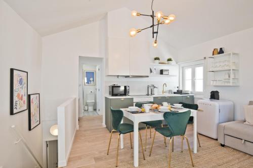 A kitchen or kitchenette at BmyGuest - Alfama 2 Apartment