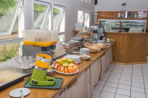 - une cuisine avec comptoir et presse-agrumes dans l'établissement Hôtel Bois Joli, à Terre-de-Haut