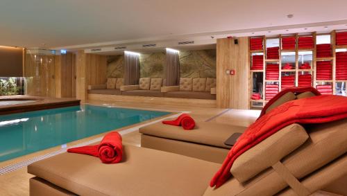 ein Wohnzimmer mit einem Pool und einem Haus in der Unterkunft Dosso Dossi Hotels & Spa Downtown in Istanbul